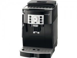 Die DeLonghi ECAM 22110 B im Test. Die besten Angebote finden Sie zum Beispiel bei Amazon.